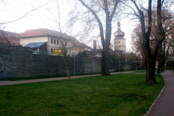 Jungmannovy sady lemuje vnější hradba, v pozadí vidíme věž bývalé Choceňské brány (© Vojtěch Barcal, 04/2014)