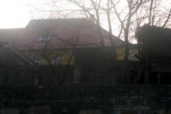 Střecha Regionálního muzea v jehož dvoře se dochoval jeden z mála zbytků hlavní hradby. (© Vojtěch Barcal, 04/2014)