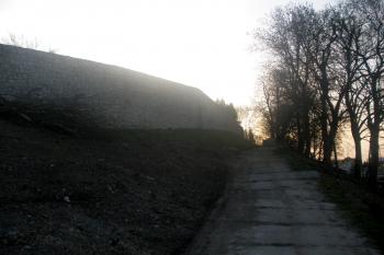 Botanická zahrada - vnější pás hradeb nad náhonem z řeky Loučné. (© Vojtěch Barcal, 04/2014)