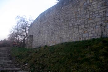 Severovýchodní nároží městského opevnění (© Vojtěch Barcal, 04/2014)