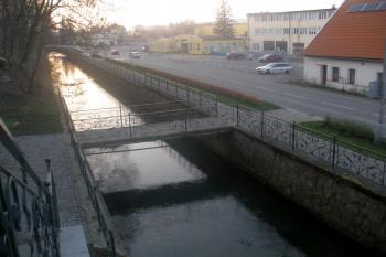 Náhon z řeky Loučné pod severním opevněním (© Vojtěch Barcal, 04/2014)