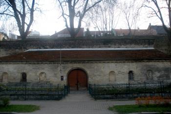 Budova se vstupem do podzemí města (© Vojtěch Barcal, 04/2014)