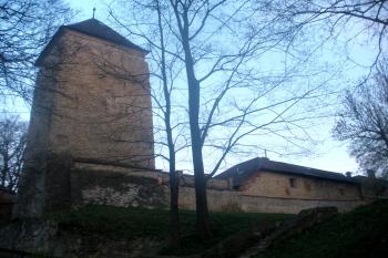 Vodárenská bašta a zachovalá část hlavní hradby na západě města (© Vojtěch Barcal, 04/2014)