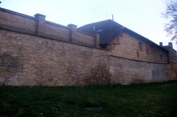 Západní hradební fronta - největší zbytek hlavní hradby. (© Vojtěch Barcal, 04/2014)