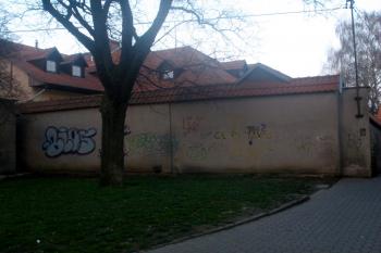 Havlíčkovy sady - novodobá zeď kopírující průběh hlavní hradby na západě města. (© Vojtěch Barcal, 04/2014)