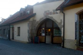 Zachovalý portál barbakánu před Litomyšlskou branou, dnes vchod do restaurace. (© Vojtěch Barcal, 04/2014)