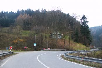 Mladkovský hrádek - pohled k výšině lokality od Poniklé (© Zdeněk Fišera 2011)