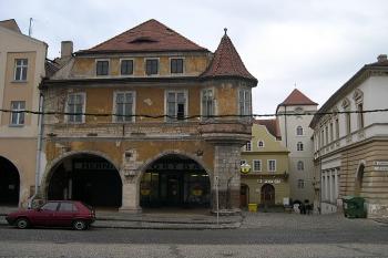 Tzv. Hošťálkův dům na rohu náměstí Svobody a ulice Branka od východu (© Ivan Grisa, 12/2004)