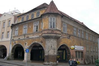 Nároží Hošťálkova domu s renesančním arkýřem (© Ivan Grisa, 12/2004)