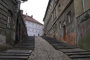Jižní část ulice Červenka - pohled k západu (© Ivan Grisa, 12/2004)