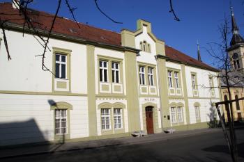 Regionální muzeum K. A. Polánka v sousedství evangelického kostela ( © Iva Spurná 24.2.2008)