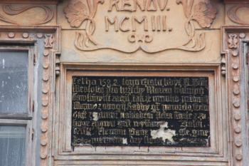 Nápisová deska z roku 1582 na průčelí domu na západní straně náměstí Svobody ( © Ivan Grisa 04/2010)