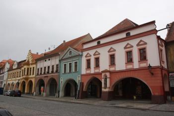 Domy na západní straně Hošťálkova náměstí ( © Ivan Grisa 04/2010)