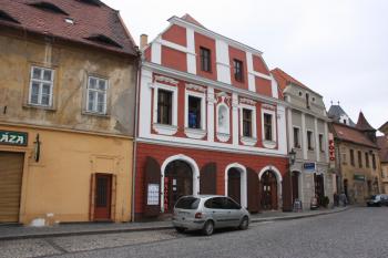 Domy na západní straně Hošťálkova náměstí ( © Ivan Grisa 04/2010)