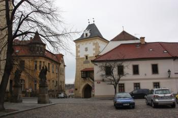 Pohled od severní stěny děkanského kostela ke kněžské bráně ( © Ivan Grisa 04/2010)