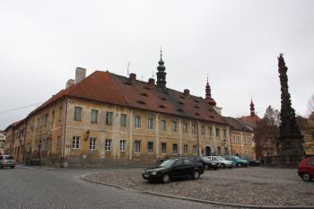 Západní strana náměstí 5. května: bývalé gymnasium ( © Ivan Grisa 04/2010)