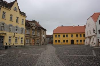 Chlečického náměstí, pohled k jihu. V dlažbě je vyznačen půdorys nedávno nalezeného románského kostela neznámého zasvěcení ( © Ivan Grisa 04/2010)