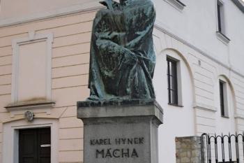 Socha K. H. Máchy před divadlem (© František Kinař, 09/2013)