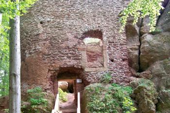 Nově upravený vchod do hradu (© Jan Šebek, 09/2009)