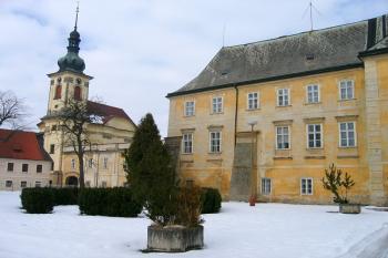 Zámek se zámeckým kostelem ( © Pavel Vítek 02/2006)