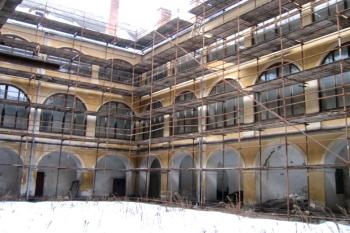 Arkádové nádvoří, zde se pracuje ( © Pavel Vítek 02/2006)