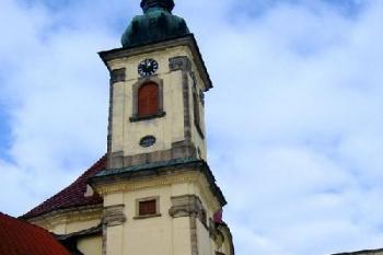 Zámecký kostel s chodbou spojující jej se zámkem ( © Pavel Vítek 02/2006)