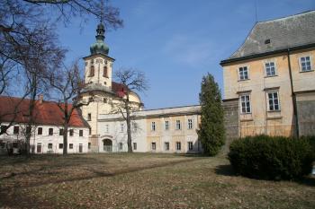 Zámek se spojovací chodbou ( © Petr Nožička 03/2010)