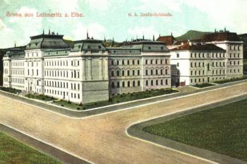 Historický snímek budovy soudu s věznicí z doby před r. 1918 (© archiv vscr.cz)