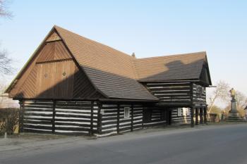 Hankův dům od hlavní silnice (© Rodochrozit, 03/2011)
