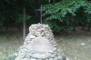 Mohyla na místě tragedie nedaleko studánky  (© Jiří Nadýmáček, 08/2013)