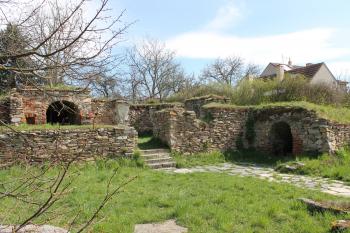 zříceniny tvrze Kralice nad Oslavou (© Vlastislav Mareček, 04/2015)