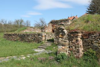 zříceniny tvrze Kralice nad Oslavou (© Vlastislav Mareček, 04/2015)