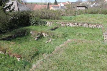 zříceniny tvrze Kralice nad Oslavou (© Vlastislav Mareček, 04/2015)