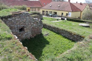zříceniny tvrze Kralice nad Oslavou (© Vlastislav Mareček, 04/2015)