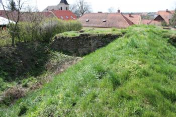 zříceniny tvrze Kralice nad Oslavou (© Vlastislav Mareček, 04/2015)