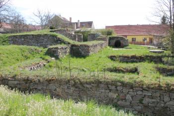 zříceniny tvrze Kralice nad Oslavou (© Vlastislav Mareček, 04/2015)