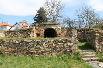 zříceniny tvrze Kralice nad Oslavou (© Vlastislav Mareček, 04/2015)