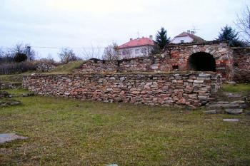 pohled přes nádvoří na severní křídlo ( © Pavel Zany Komárek 18.11. 2000)