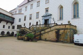 Vých. vstupní průčelí s dvouramenným schodištěm (© Dušan Dohňanský  09/2020)