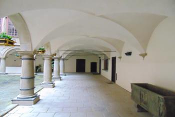 Arkádové přízemí záp. traktu (© Dušan Dohňanský  09/2020)