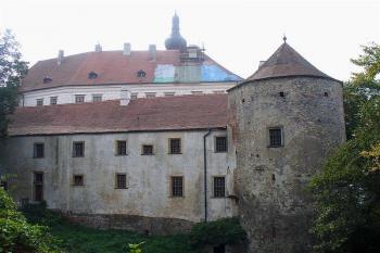 severní strana bývalého hradu s pozdněgotickou baštou (© zdeněk komínek, 09/2006)