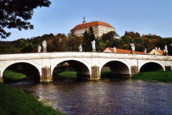Pohled od řeky přes barokní most (© Jiří Cukr, 10/2001)