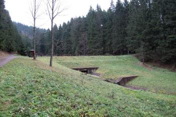 pohled na hráz klausu od příjezdové cesty ( © Jan P. Štěpánek 09/2013)