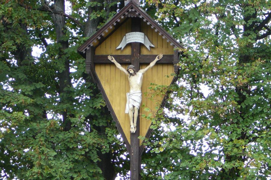dřevěný kříž na Bruzovské ulici