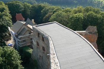Pohled z věže na hradní palác a druhou bránu (obojí v rekonstrukci). (© Jan Boukal, 08/2013)