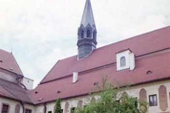 Rajský dvůr a věž (© 2002 Jiří Čížek)