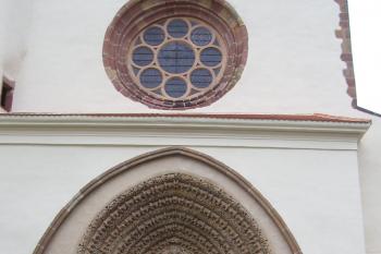 Celkový pohled na vstup do kostela (© Ivo Rozehnal  08/2021)