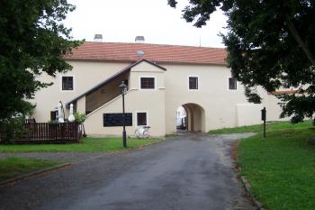 Vstupní prostor s kancelářemi a cukrárnou (© Ivo Rozehnal  08/2021)