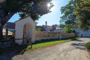 výklenková kaple sv. Floriána u klášterního  pivovaru (© Jaroslav Špiroch  09/2025)