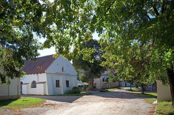 klášterní pivovar (vlevo) a výklenková kaple sv. Floriána (vpravo) (© Jaroslav Špiroch  09/2025)